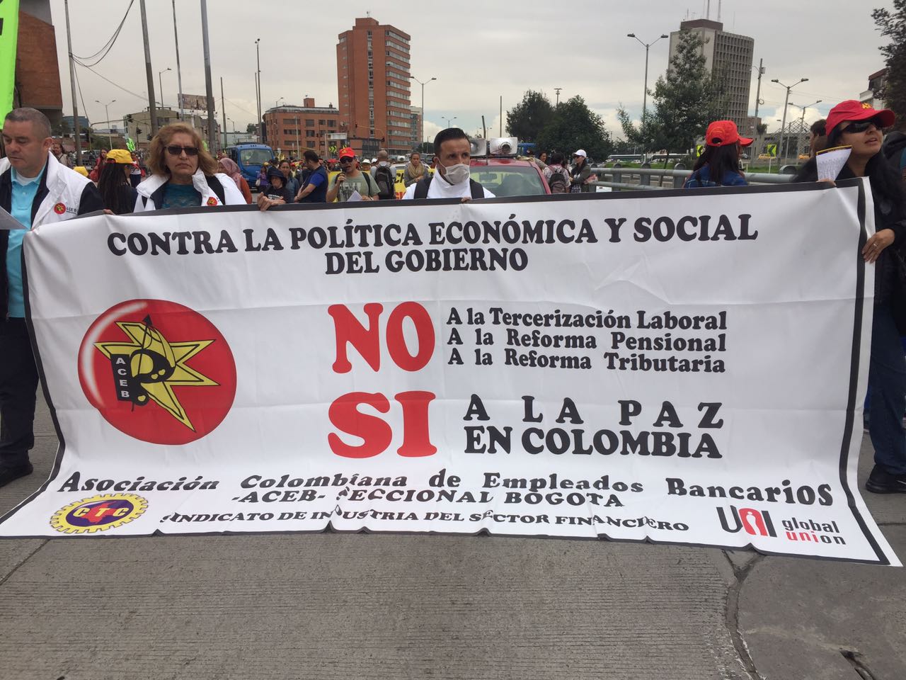 Colombianos se oponen a la reformo tributaria de Juan Manuel Santos.