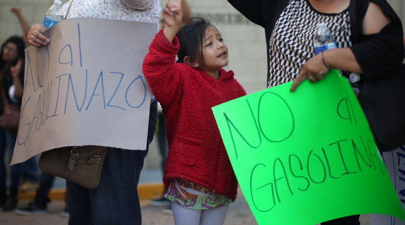 Mujeres, jóvenes y hasta niños con pancartas se sumaron a la protesta que tiene como fin repudiar el alza de los precios de la gasolina.