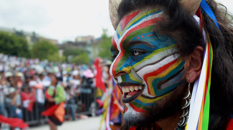 Comparsas recorrieron este miércoles la ciudad de Pasto, en el suroeste de Colombia, para celebrar el desfile de la tradicional familia Castañeda en el tercer día del Carnaval Negros y Blancos.