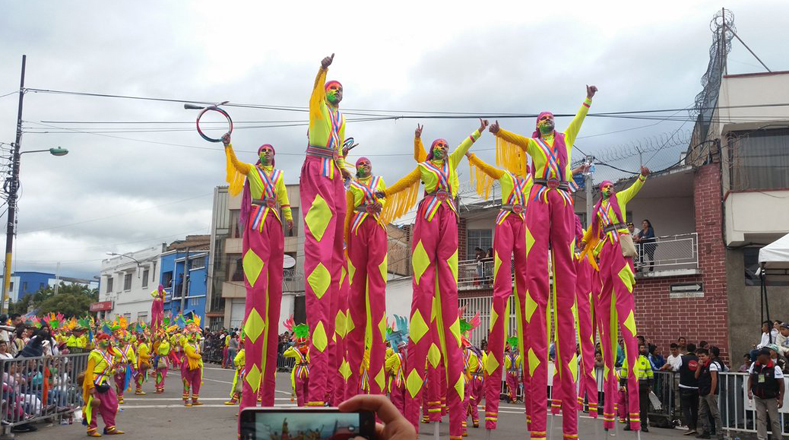 "Este desfile da oficialmente la bienvenida a los asistentes al carnaval. En esta ocasión quisimos mostrar cómo nuestro pueblo construye paz en la región desde las artes y oficios practicados desde los años 20", dijo el gerente de la entidad organizadora del evento Corpocarnaval, Juan Carlos Santacruz.