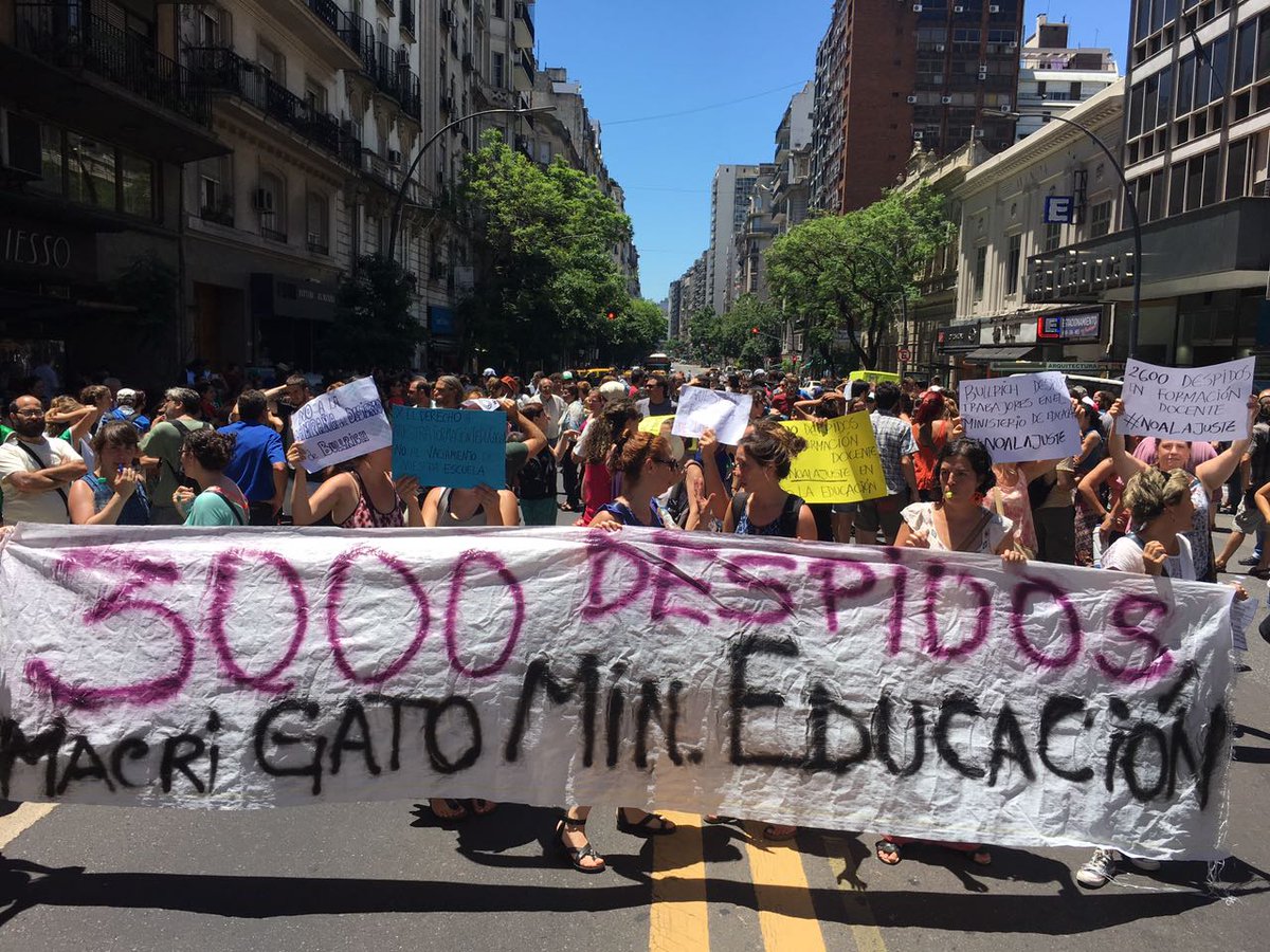 Trabajadores de la educación en contra de los despidos del gobierno de Macri.