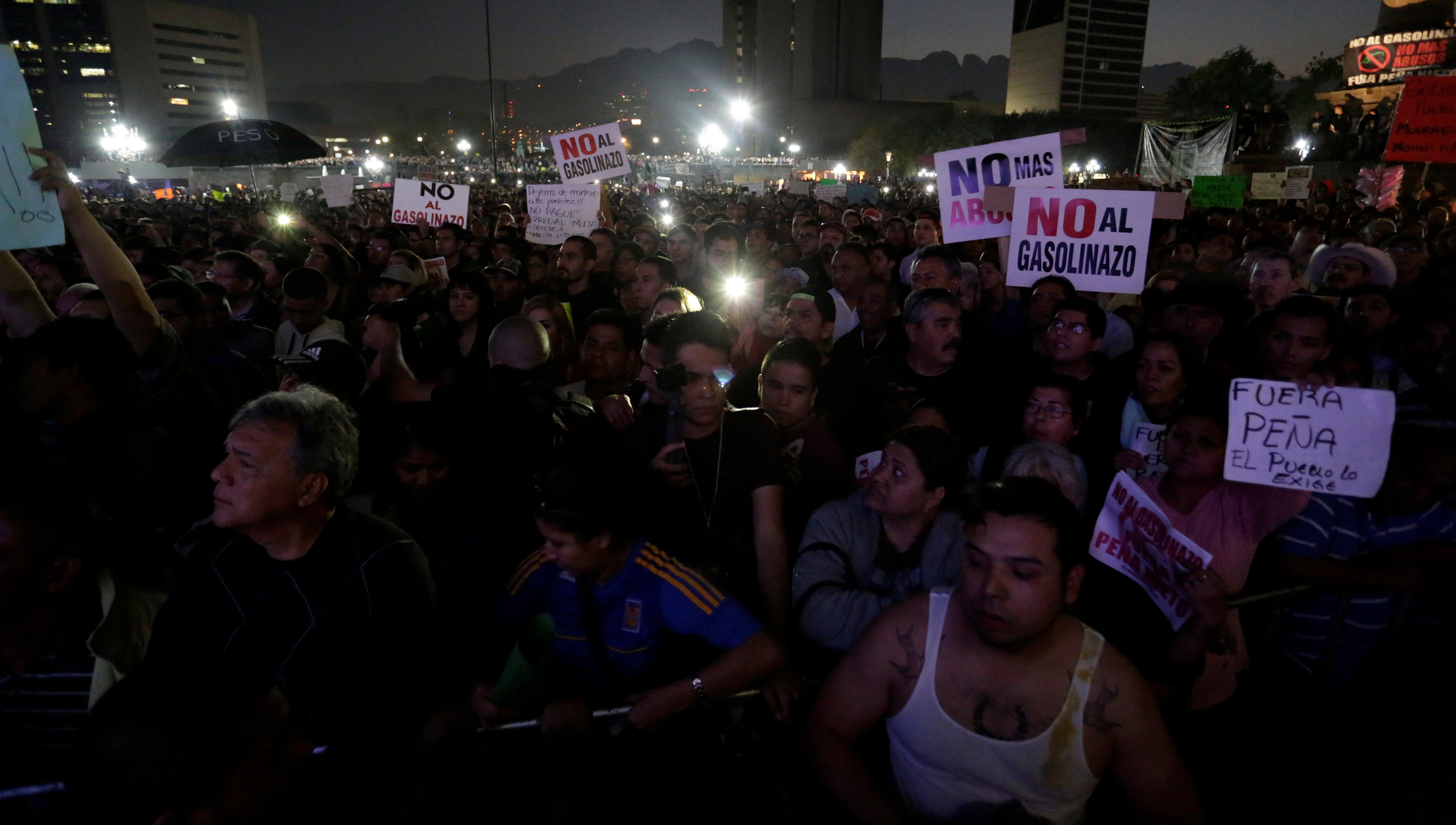 A la par del mensaje de Peña Nieto, continuaron las protestas en México.
