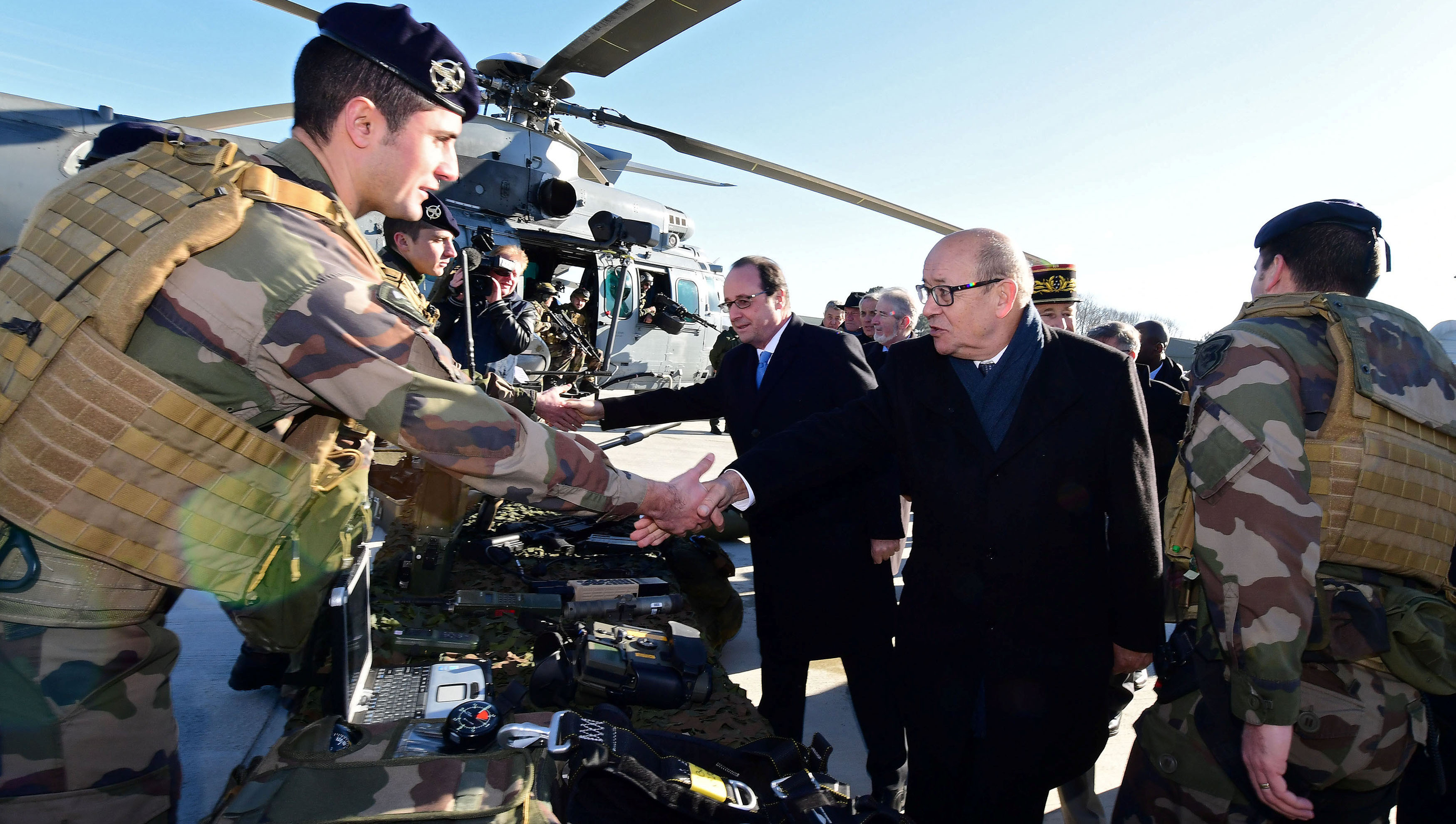 El Presidente (i) junto al ministro francés de Defensa, Jean-Yves Le Drian, saludan a sus tropas en Mont de Marsan.