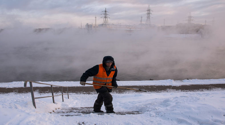 Trabajadores realizan sus labores correspondientes, en preparación para unas posibles temperaturas de -35 ºC.
