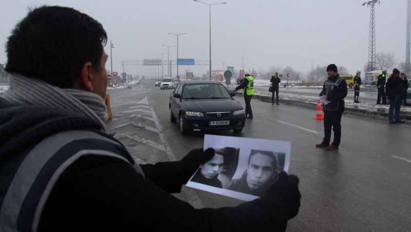 Policía turco sostiene fotos del posible atacante.