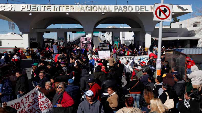 En el Puente Internacional Paso del Norte también se presentaron las manifestaciones en contra del aumento de combustibles.