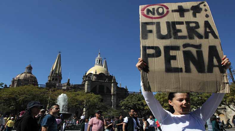 En las protestas algunos también solicitaron la salida del Gobierno del primer mandatario Enrique Peña Nieto.
