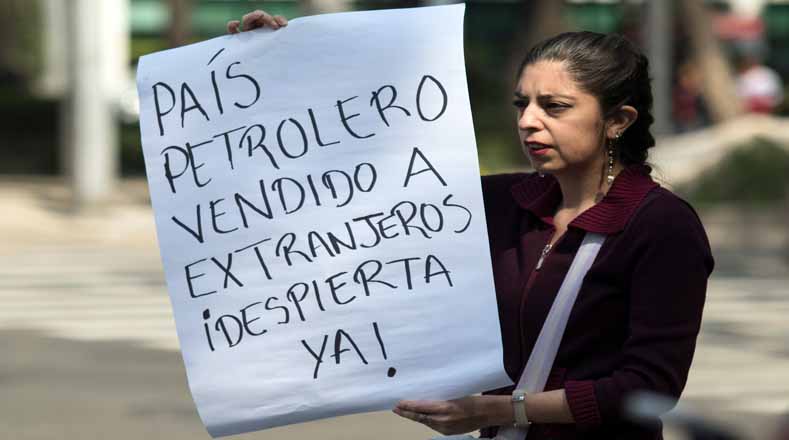 Entre las múltiples pancartas, también se criticó que sin importar su carácter de país exportador de petróleo, México tiene altos precios de combustibles.