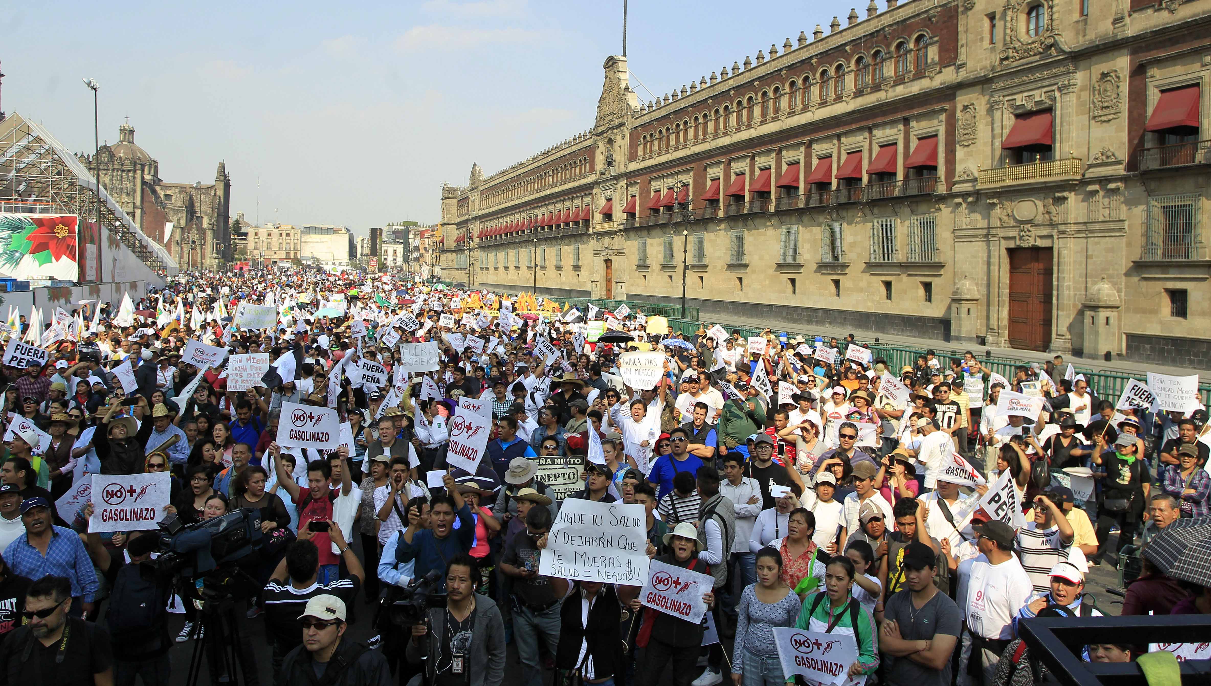 Ciudadanos al frente del Palacio Nacional, en el Zócalo de Ciudad de México, marchan de forma pacífica.
