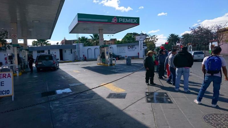 Un grupo de manifestantes  protestaton en siete gasolineras de  las más de 200 que hay en Oaxaca