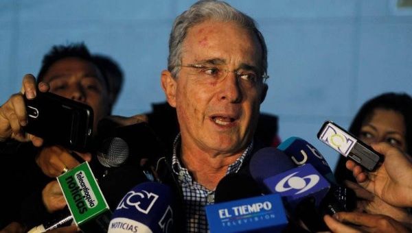Álvaro Uribe fustigó que el mandatario francés arribe a "la Colombia entregada" de las FARC-EP.