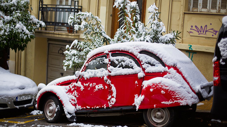 La nieve cubre los autos de la capital griega.