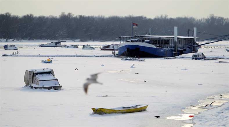 En Serbia se prohibió la navegación sobre el río Sava debido a la abundancia de hielo, bajo un frío que causó otras dos muertes en ese país, según autoridades.