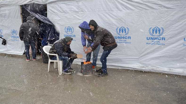 Los voluntarios de Cruz Roja trabajan en los campamentos de refugiados, donde la gente "ya lleva sufriendo condiciones pobres desde hace meses", indicó el director regional del IFRC en Europa, Simon Missiri en un comunicado.