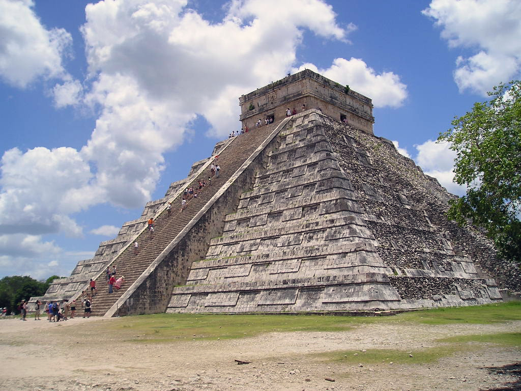 Entre sus patrimonios está la pirámide de Kukulkán o pirámide del Castillo consagrada a Quetzalcóalt, la 