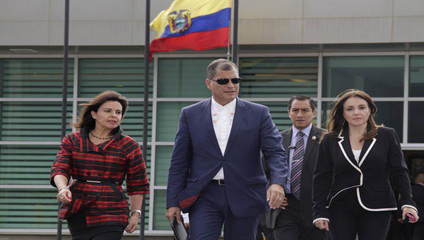 Correa durante su estancia en el Aeropuerto Internacional Mariscal Sucre, ubicado en la capital ecuatoriana.