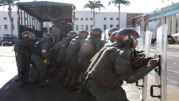 La FANB está desplegada en Caracas como parte de sus maniobras defensivas.