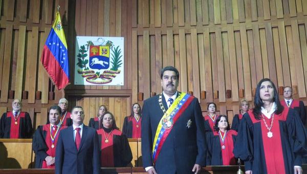 Maduro estará en la sede del máximo tribunal venezolano en compañía de la presidenta del TSJ, Gladys Gutiérrez (d).