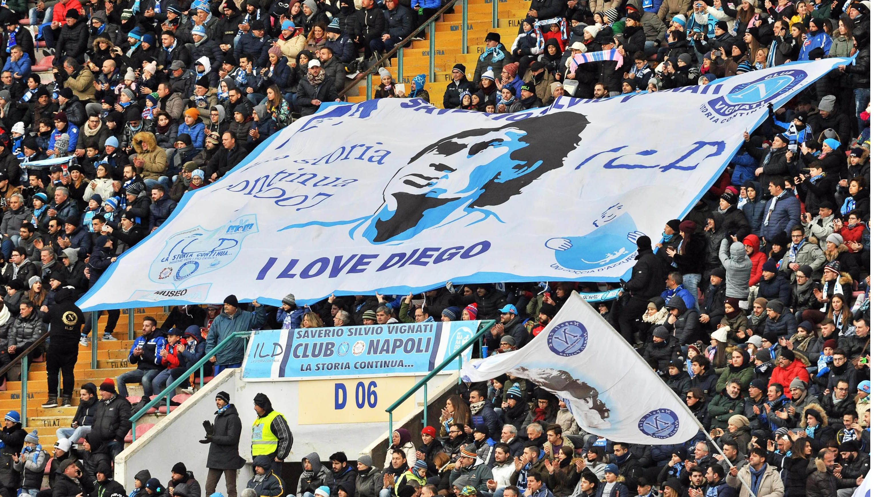 Los hinchas del club italiano Napoli no olvidan a Maradona.
