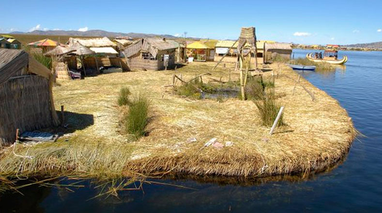 Culturas como la Tiahuanacota y la Inca dejaron vestigios de su paso por el lago Titicaca y, por ello, en las orillas de la isla se pueden apreciar restos arqueológicos.