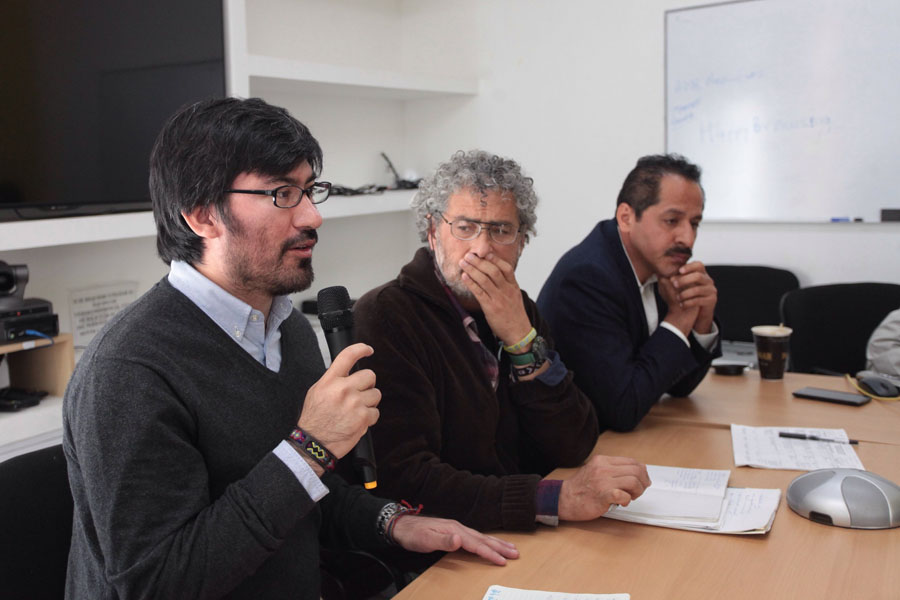 El activista mexicano Gustavo Castro (c) y los abogados Miguel Ángel de los Santos (d) y Edy Tabora (i) ofrecen rueda de prensa.