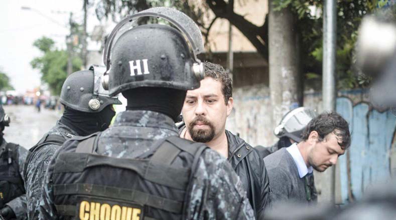 El jefe del Movimiento de los Trabajadores Sin Techo de Brasil (MTST), Guilherme Boulos, fue detenido por impedir el desalojo de las familias y trasladado a una comisaría de Sao Paulo.