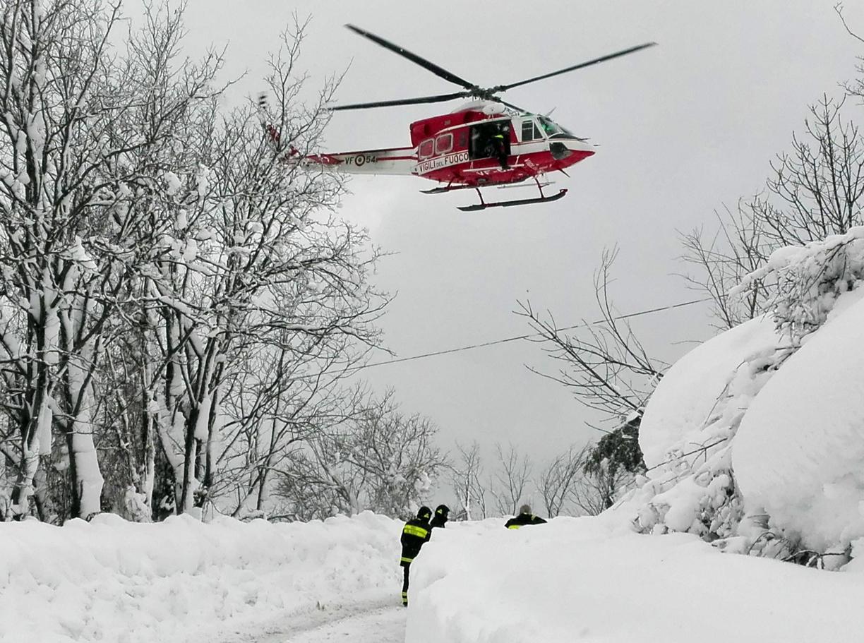 Las autoridades llevan a cabo labores de rescate, obstaculizadas por la altitud.