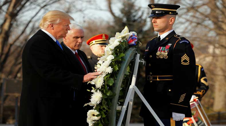 Trump se desplazó al cementerio militar de Arlington, a las afueras de Washington, en compañía del vicepresidente electo, Mike Pence, para depositar una ofrenda floral en la tumba al soldado desconocido.