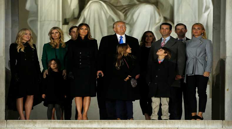 Trump se dirigió al concierto de bienvenida en el Lincoln Memorial, donde lo esperaban miles de sus simpatizantes, quienes escucharon canciones del género country, popular en esa nación.