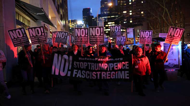 Paralelo a los eventos de la investidura, miles de personas protestas en varios partes de Estados Unidos en contra de Trump.