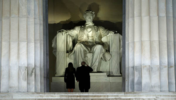 Como se acostumbra, el Presidente electo visitó el Lincoln Memorial.