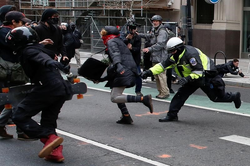 La policía intenta detener a manifestantes en Washington D.C.