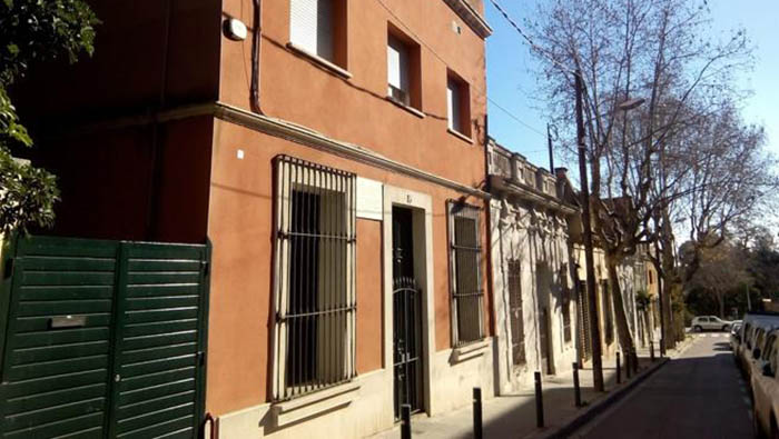 Fachada de la casa donde vivió el poeta Rubén Darío en Barcelona (España).