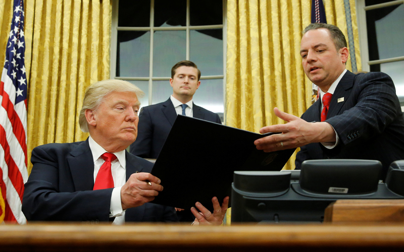 Trump tras firmar su primer decreto ejecutivo en la Oficina Oval.