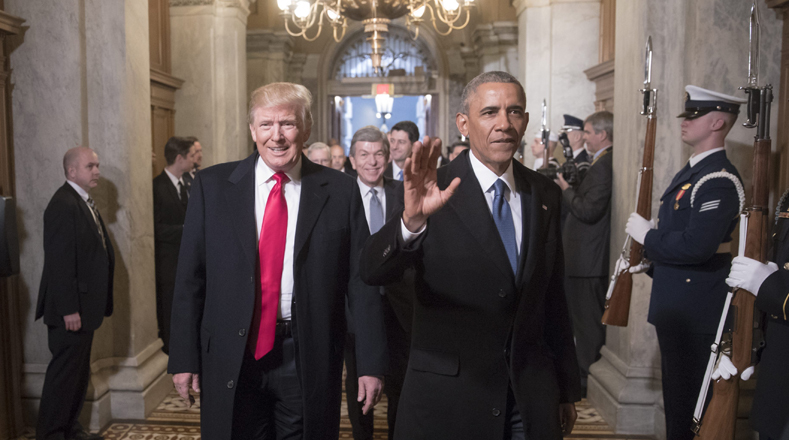 El presidente de EE.UU., Donald Trump, acompañado por el expresidente, Barack Obama, quien tras ocho años de Gobierno no pudo resolver temas como el racismo y el cierre de la cárcel de Guantánamo.