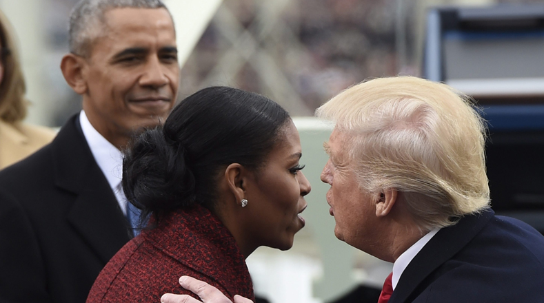 El expresidente Barack Obama observa el saludo entre la exprimera dama y su esposa, Michelle Obama, y el presidente de EE.UU., el magnate neoyorquino Donald Trump.