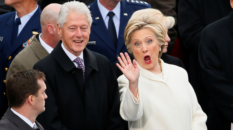 La exsecretaria de Estado y excandidata por el Partido Demócrata, Hillary Clinton, junto al expresidente y su esposo, Bill Clinton.