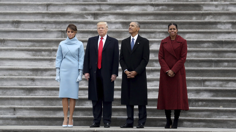 La primera dama estadounidense, Melania Trump, el presidente de EE.UU., Donald Trump, el expresidente Barack Obama y la exprimera dama, Michelle Obama posan en la escalinata del Capitolio tras la ceremonia de investidura.