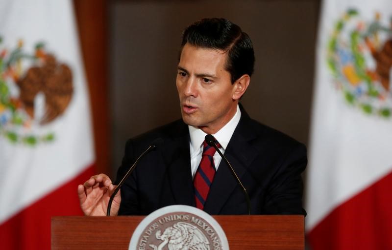 Peña Nieto felicita a Trump pese a que él quiere construir un muro en la frontera que sea pagado por los mexicanos.