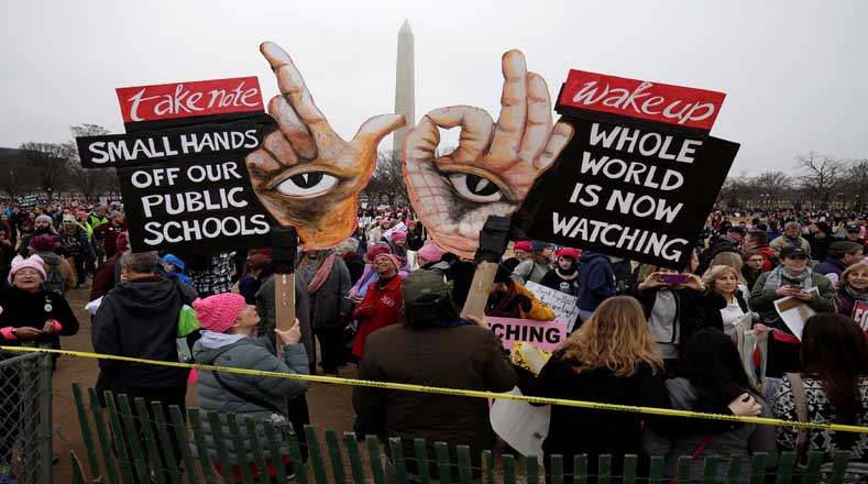 Mujeres de todo el país manifestaron frente a la Casa Blanca y el Congreso para dejarle claras sus peticiones, con la ayuda de famosas como Scarlett Johansson, Katy Perry, Julianne Moore o America Ferrera.