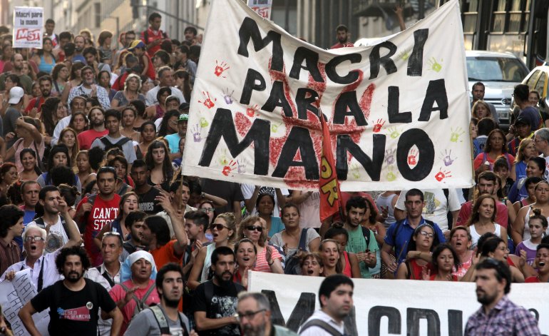 Los argentinos reclaman el cese de las políticas neoliberales del gobierno de Mauricio Macri.