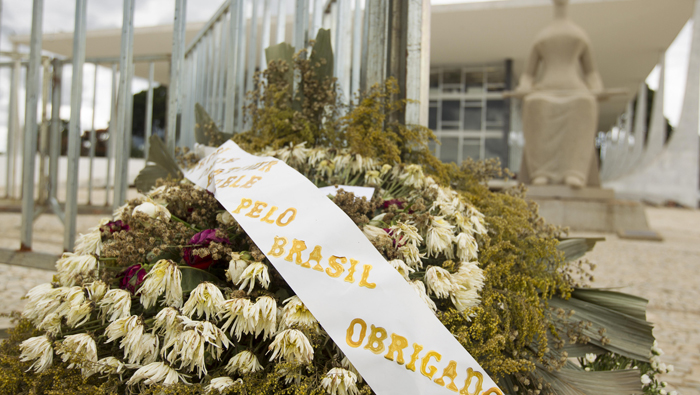 Rosas frente al Tribunal Supremo de Brasil conmemoran la muerte del magistrado el pasado 19 de enero.