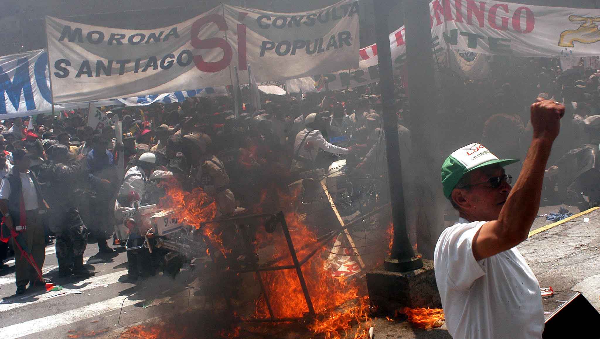En 2005, ecuatorianos celebraron el derrocamiento del poder del entonces presidente Jamil Mahuad.