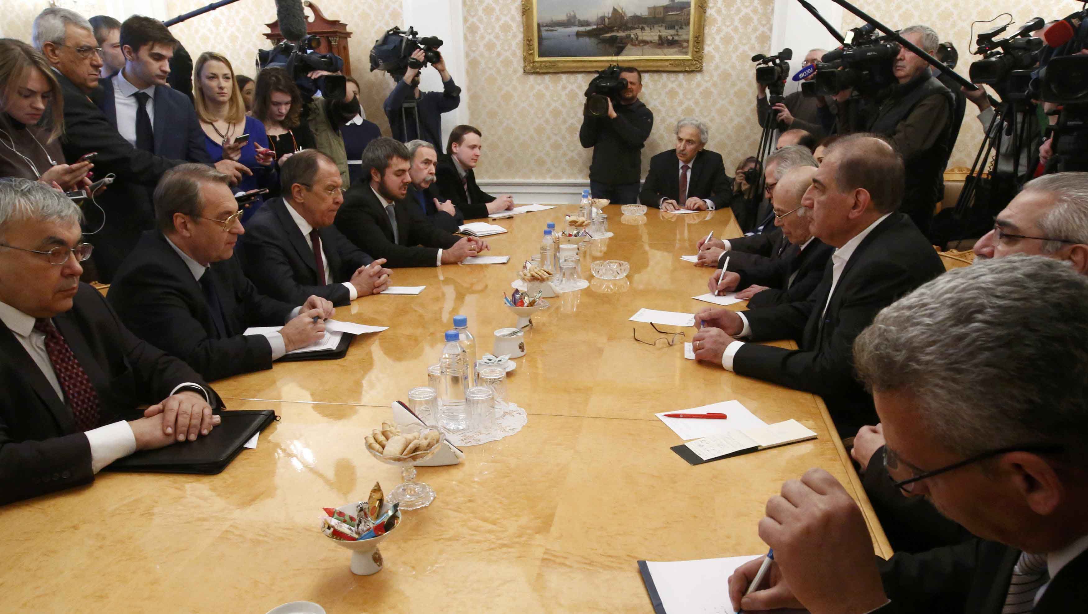 Reunión sostenida este viernes en Moscú, entre la delegación de Rusia (i) y la oposición en armas de Siria.