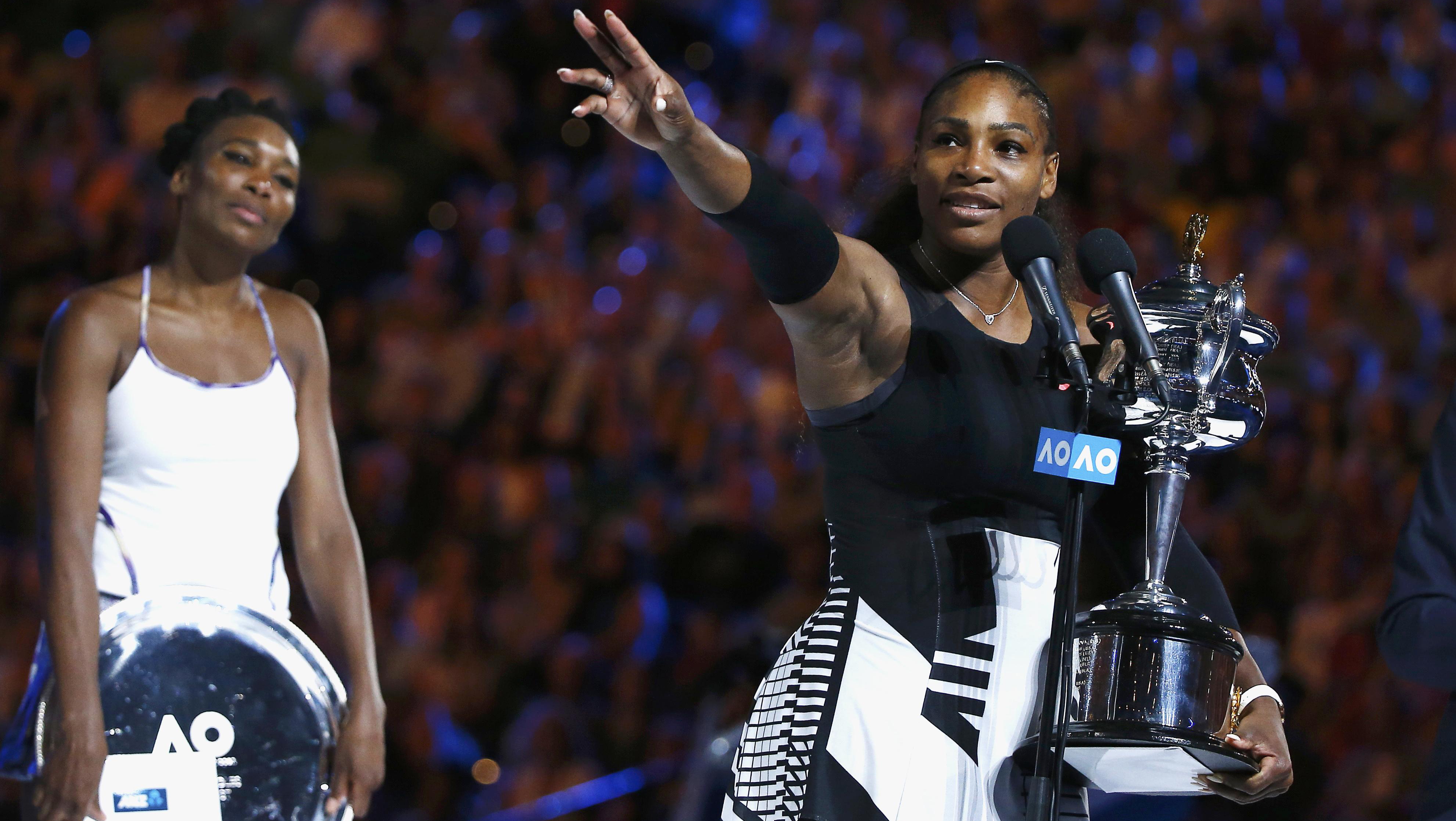 En la final de Australia, Serena Williams se impuso a su hermana Venus (i).