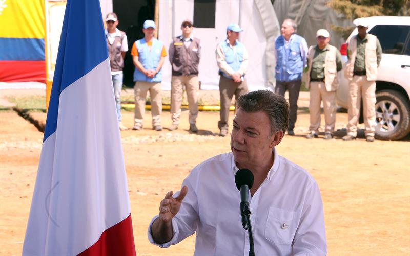 El presidente de Colombia, Juan Manuel Santos, en una visita a una Zona Veredal Transitoria de Normalización en La Venta.