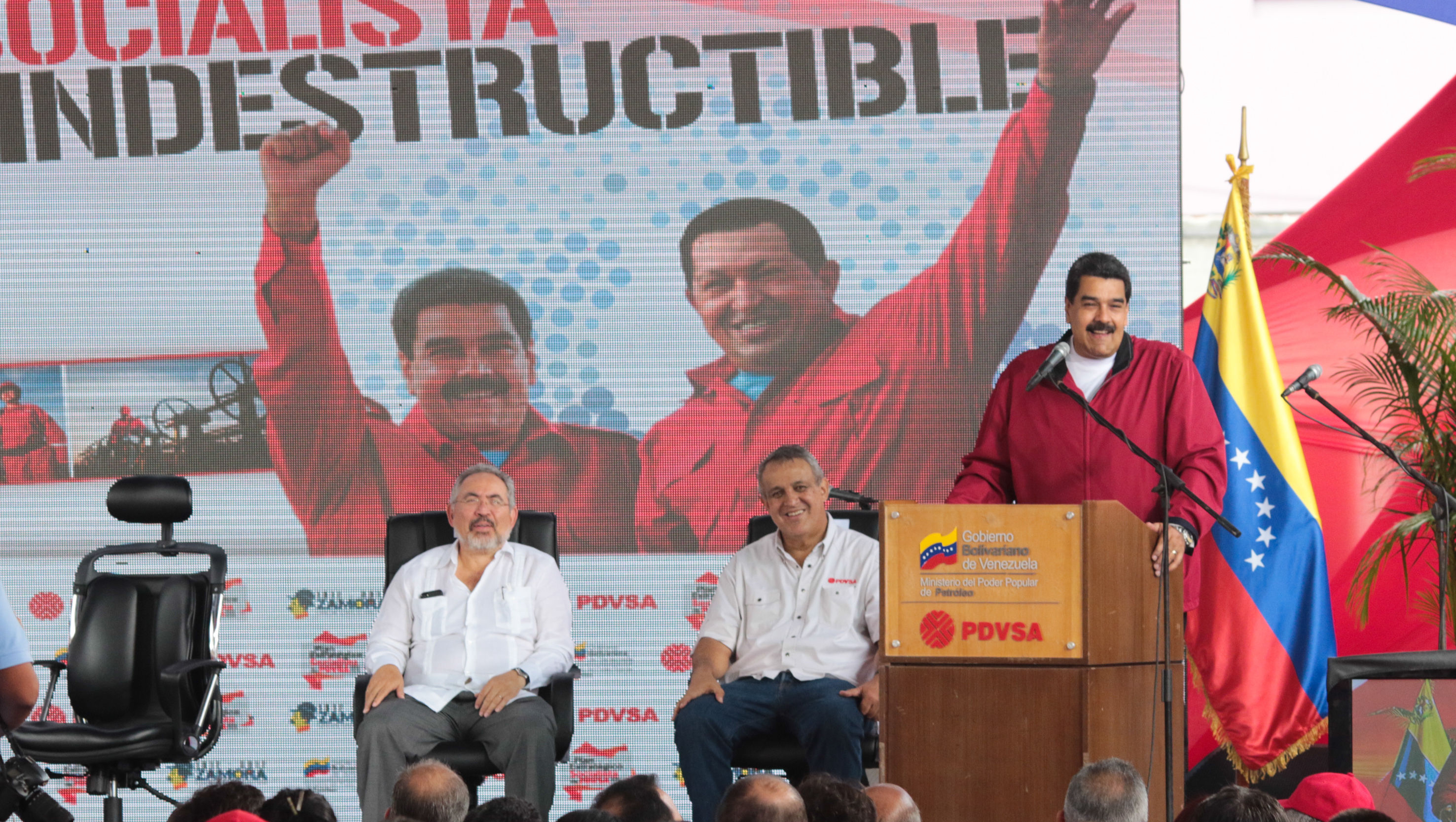 Eulogio Del Pino fue ratificado por el presidente Maduro (d).