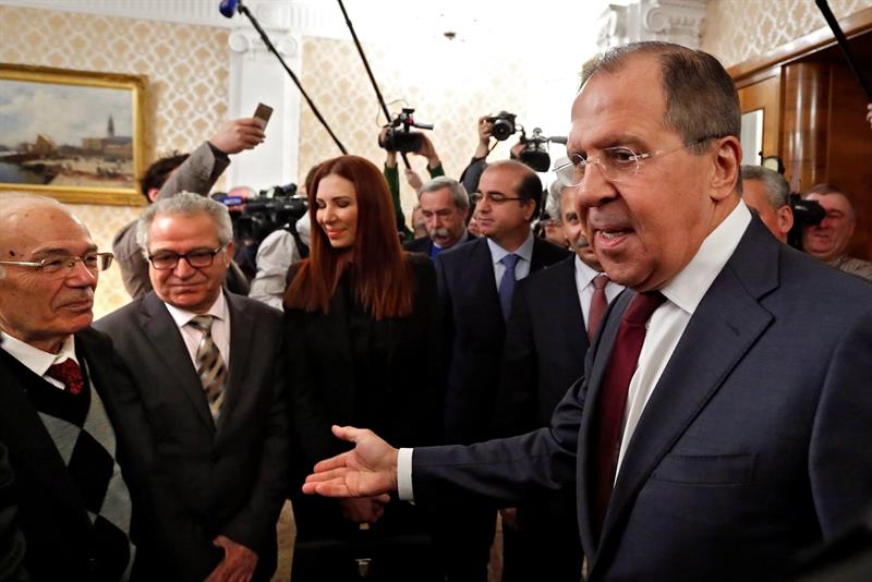 El canciller ruso, Sergei Lavrov (d), recibe a representantes de varios grupos opositores sirios en Moscú.