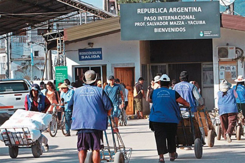 Mauricio Macri firmó el decreto que modifica la Ley de Migraciones en Argentina.