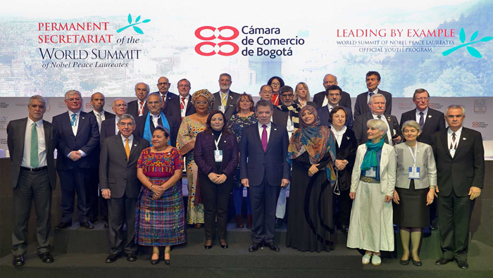 La XVI Cumbre Mundial de Premios Nobel de la Paz, celebrada en Bogotá, contó en su apertura con el presidente de Colombia, Juan Manuel Santos.